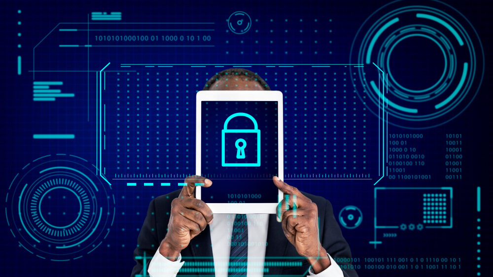 ciberseguridad evaluando alertas de intrusión conectado a la red corporativa de una empresa