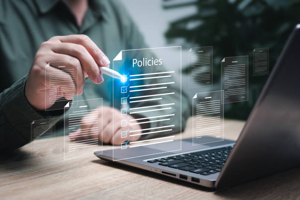 Ingeniero de ciberseguridad configurando políticas de microsegmentación y protección de datos