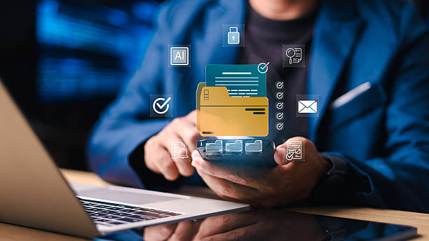 Empleados aplicando buenas prácticas de seguridad en el uso de recursos tecnológicos corporativos